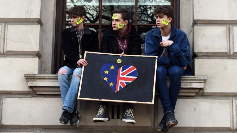 Os deputados aprovaram a proposta dos "votos indicativos", ou seja, uma emenda que prevê que os deputados apresentem caminhos alternativos ao acordo de saída negociado entre Bruxelas e Londres