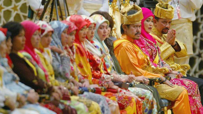 O sultão do Brunei, Hassanal Bolkiah (direita), ao lado da sua família e do irmão, príncipe Jefri. A homossexualidade já é punida com 10 anos de prisão