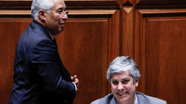 Em entrevista à TSF e ao Dinheiro Vivo, Costa confessa que está a contar com um recorde de permanência de um mesmo ministro nas Finanças