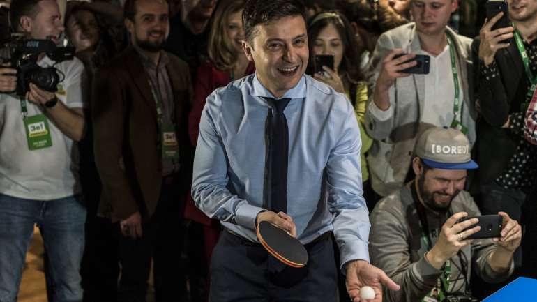 O comediante Zelensky derrotou o atual Presidente, Petro Poroshenko, neste domingo