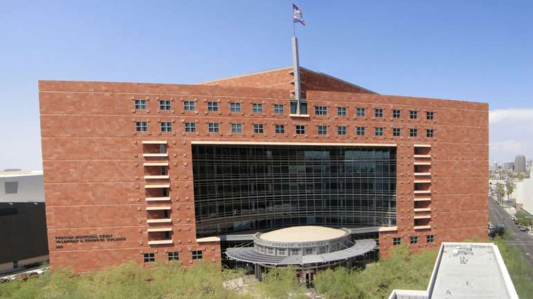 A custódia das crianças foi entretanto retirada aos pais pelo tribunal de Phoenix, no Arizona