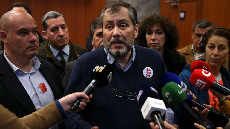 A lei de fevereiro permite que um funcionário público com 55 anos possa pedir a pré-reforma. Há entre 40 a 50 mil professores nessas condições, diz Mário Nogueira