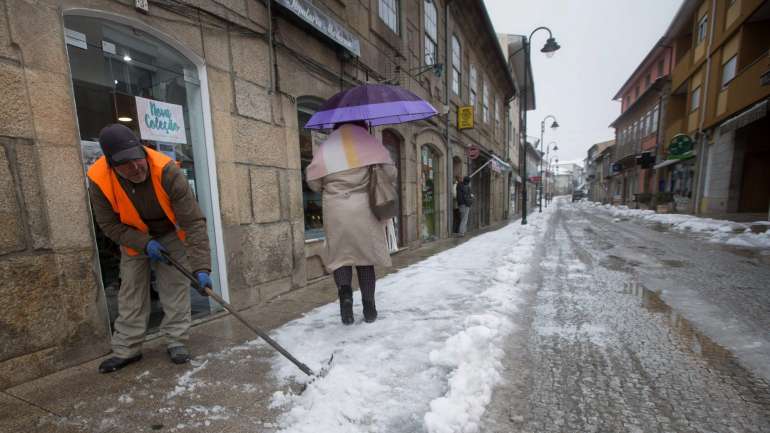 O IPMA prevê para esta quinta-feira no continente céu pouco nublado e períodos de chuva no Minho e Douro Litoral a partir do final da manhã, estendendo-se gradualmente às restantes regiões