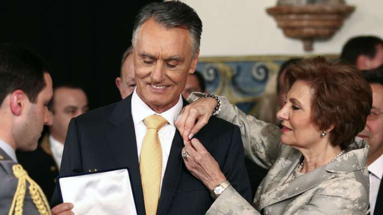 Maria Cavaco Silva, até 2006 teve a sua vida profissional como professora, ee "quis ser acompanhada nas suas actividades por alguém da sua confiança pessoal", responde gabinete do ex-PR