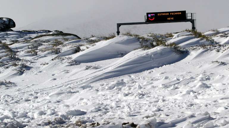 O IPMA prevê para esta terça-feira "aguaceiros, em especial nas regiões Norte e Centro, que serão de neve acima de 1.200/1.400 metros".