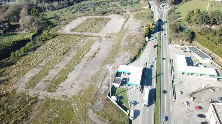 O terreno situa-se em Matosinhos, a alguns minutos do aeroporto Francisco Sá Carneiro