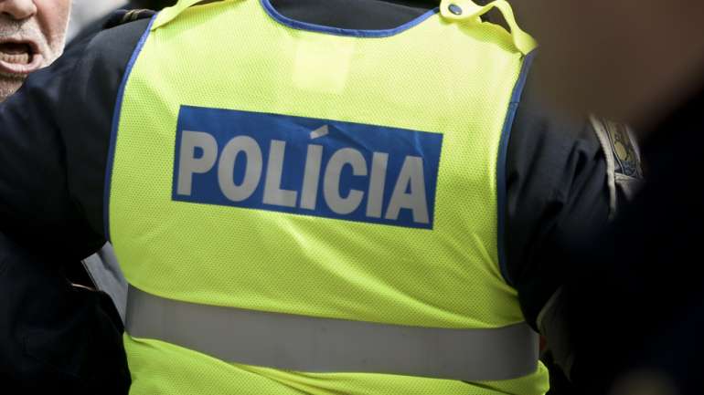 De acordo com a PSP, após ter sido presente à autoridade judiciária foi-lhe decretada a medida de coação de prisão preventiva