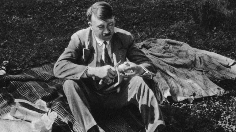 Adolf Hitler em 1933, 12 anos antes de dizer, nas vésperas do suicídio: "Nem quero imaginar o que me fariam os russos se me apanhassem vivo".