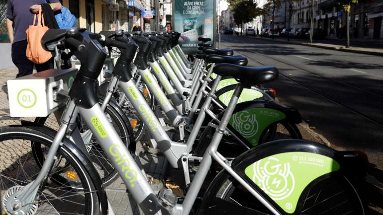 A EMEL considera que os sucessivos atrasos têm vindo "a originar queixas constantes por parte dos utilizadores da Gira", salientando "a manifestação de alguma desconfiança na rede de bicicletas"