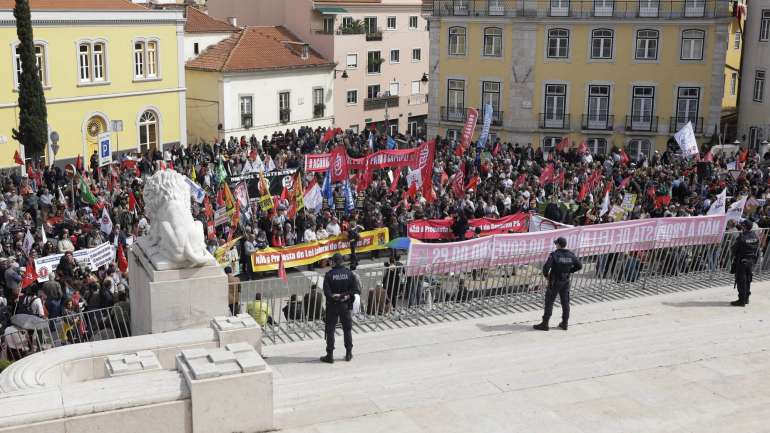 Manifestação partiu de pontos diferentes de Lisboa e convergiu na Assembleia da República