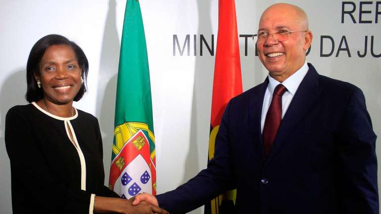 Francisca Van Dunem iniciou a sua visita a Angola esta terça-feira