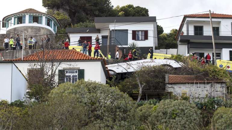 O desastre ocorreu numa curva perto do entroncamento da Estrada da Ponta da Oliveira com a Rua Alberto Teixeira