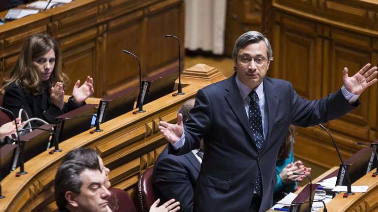 A deputada Vânia Dias da Silva (na foto atrás de Nuno Magalhães) representa o partido no grupo de trabalho sobre o Estatuto dos Magistrados Judiciais e do Ministério Público