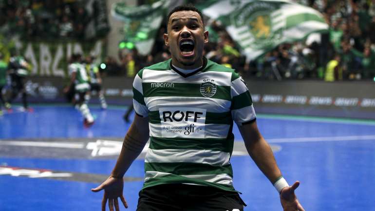 Dieguinho fez um hat-trick na segunda parte na vitória do Sporting frente ao Inter na meia-final da Champions de futsal