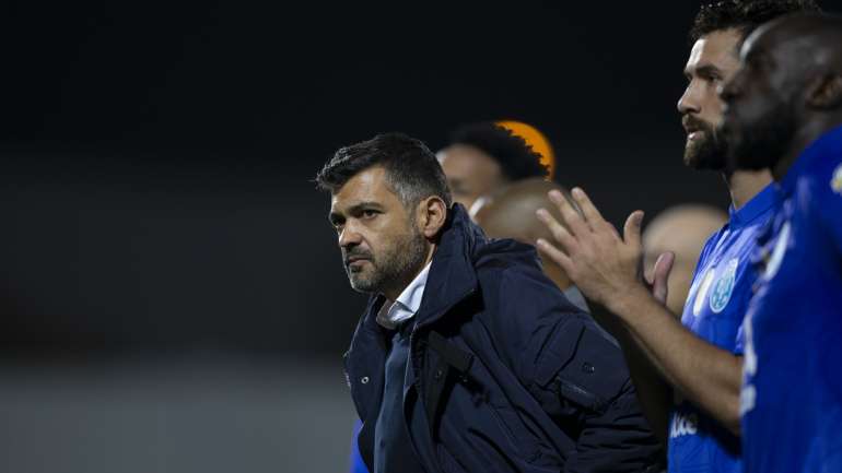 Sérgio Conceição pediu para que todos assumissem responsabilidades pelo empate mas deu a cara perante insatisfação dos adeptos