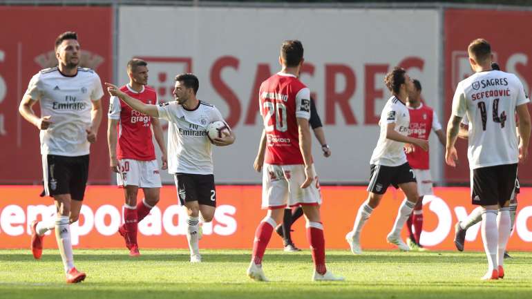 Pizzi apontou o primeiro golo de penálti e foi buscar a bola para acelerar o reatamento de um jogo que terminaria em goleada