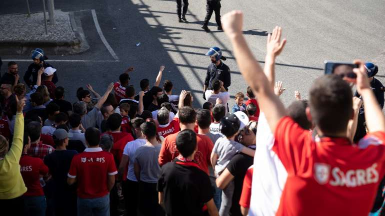 Adeptos benfiquistas já tinham estado na Luz este sábado à tarde, antes da partida do autocarro para o estágio em Gaia