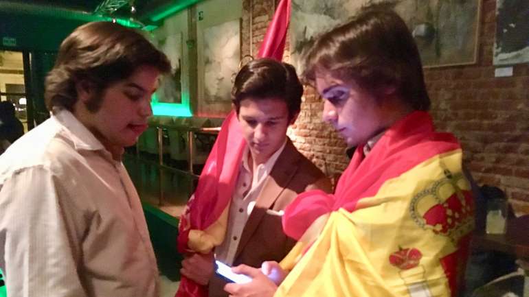 Jaime, Guillermo e Miguel na after do Vox. Estas foram as primeiras eleições em que votaram