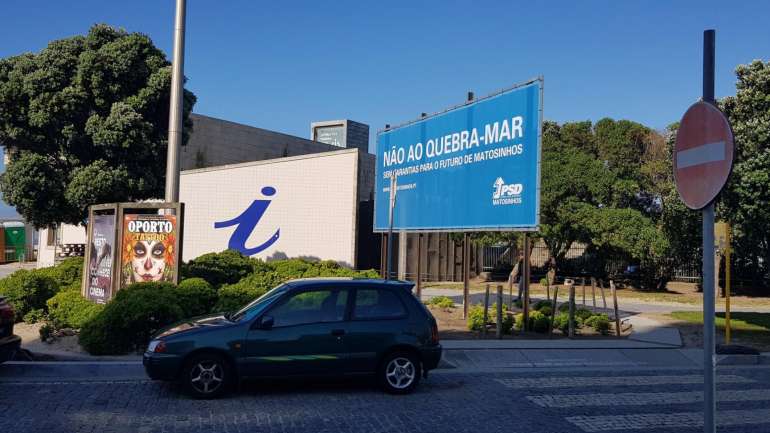 O outdoor exibia a mensagem "Não ao Quebra-Mar, sem garantias para o futuro de Matosinhos"