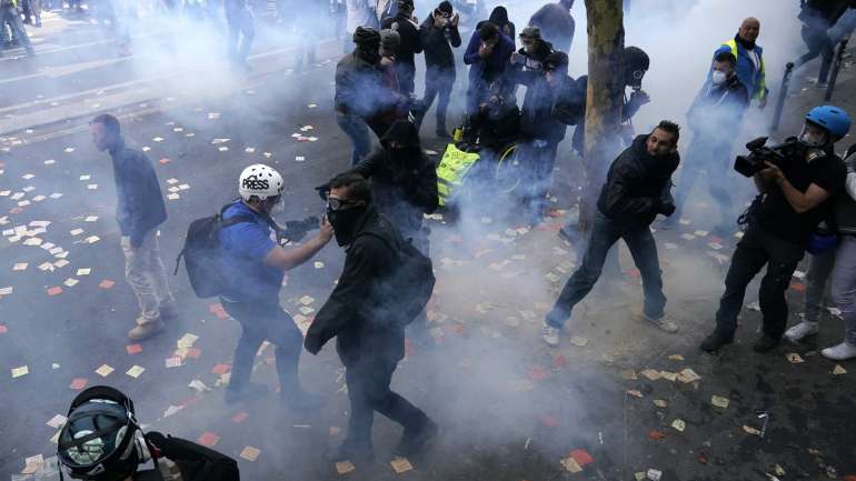 A polícia francesa foi obrigada a utilizar gás lacrimogéneo e a força para dispersar os manifestantes