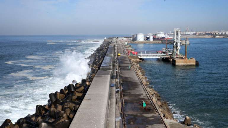 O deputado questionou o que poderá acontecer se o extenso areal das praias do Ourigo e dos Ingleses desaparecer e o nível do mar se aproximar das casas