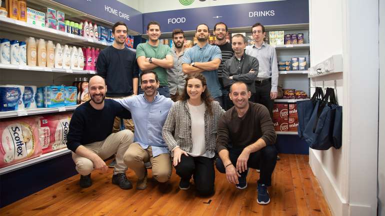 Joana Rafael com a equipa da Sensei na sala de testes do sistema de pagamento sem caixas para supermercados e lojas