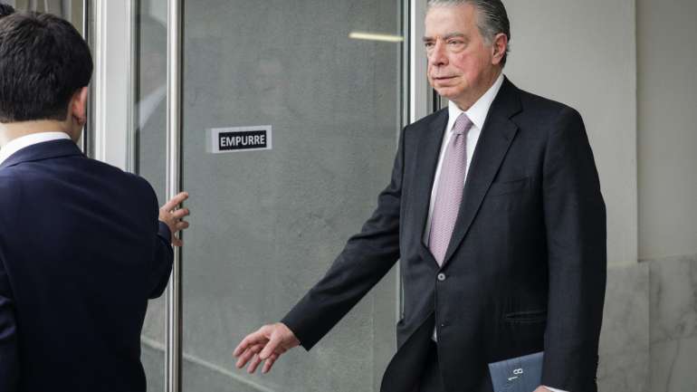 O ex-presidente do BES à saída do Tribunal de Santarém onde foi condenado em  Ricardo Salgado foi condenado pelo BdP, em agosto de 2016, ao pagamento de quatro milhões de euros, e ainda a inibição do exercício de cargos e funções em instituições financeiras por 10 anos, por, nomeadamente, ter permitido que fossem comercializados títulos de dívida da Espírito Santo Internacional (ESI) junto de clientes do BES apesar de conhecer a situação líquida negativa da ESI. PAULO CUNHA/LUSA