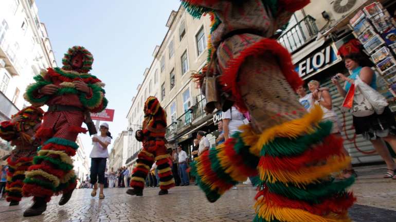 A organização refere que o evento, na sua 14.ª edição, recebe, pela primeira vez, a Hungria, com o grupo Busós, e Macau, com os Leões de Macau
