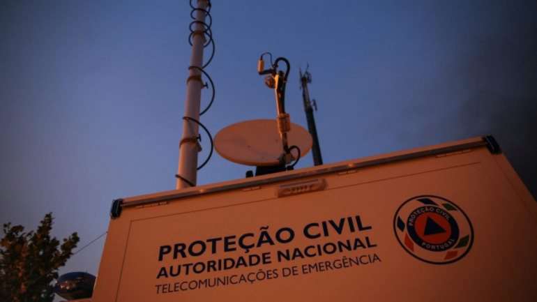 Os equipamentos de redundância do SIRESP consistem na ativação de estações-base através de satélite quando há falha de outra estação
