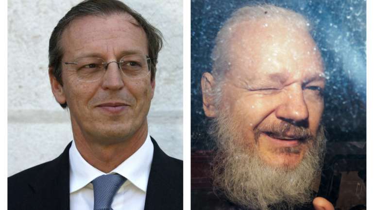 Duarte Nuno Viera (à esquerda) visitou Julian Assange (à direita) na prisão na quinta-feira