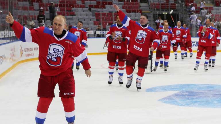 Vladimir Putin, na Bolshoy Ice Dome, em Sochi, momentos antes de cair.