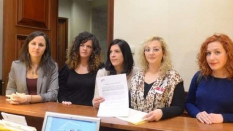 María Sevilla (segunda à direita) com deputadas do Podemos num congresso do partido em 2017
