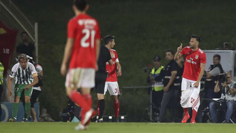 Fábio Coentrão puxou os calções a Samaris antes de dar um abraço a André Almeida no momento mais "invulgar" do jogo
