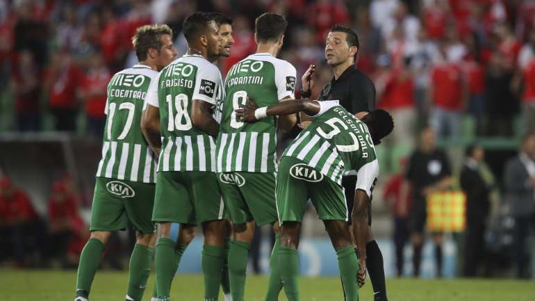 Jogadores do Rio Ave protestaram muito com Hugo Miguel no lance do segundo golo do Benfica apontado por João Félix
