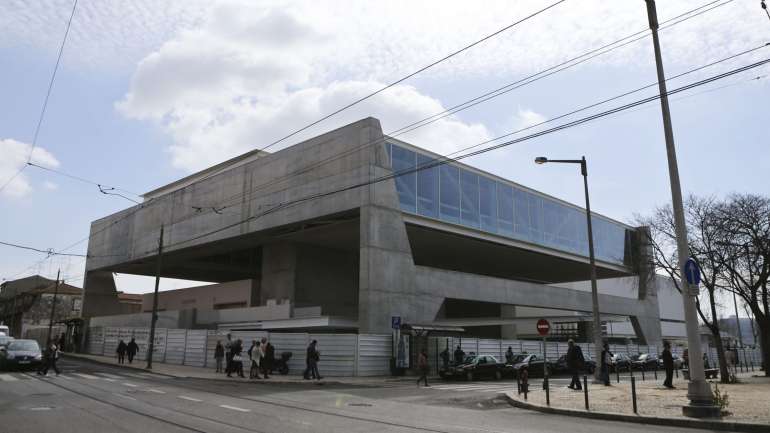 Em 2003 marcou a presença do artista nos espaços medievais do Palácio Cotroceni, na Roménia, com a exposição "Água e Fogo", e, em seguida, no World Trade Center Roterdão e no World Trade Center Amesterdão