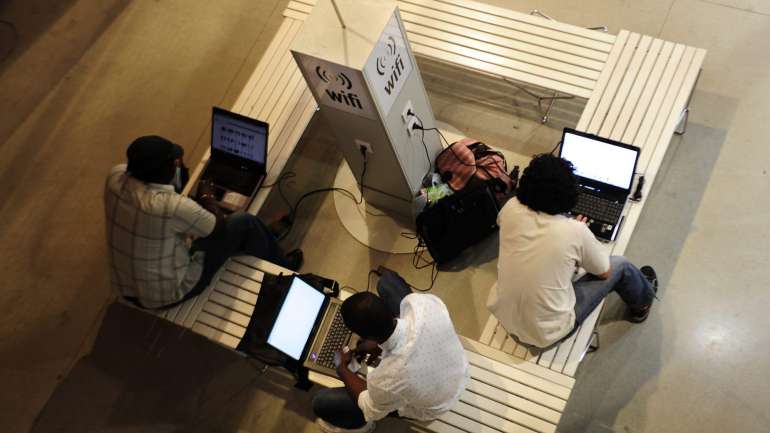 A WiFi4EU tem como objetivo "proporcionar acesso à Internet de alta qualidade a residentes e visitantes locais nos principais centros de vida da comunidade local"