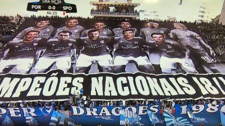 Super Dragões levantaram a enorme tarja no início da segunda parte, quando o Benfica já vencia por 4-0 o Santa Clara