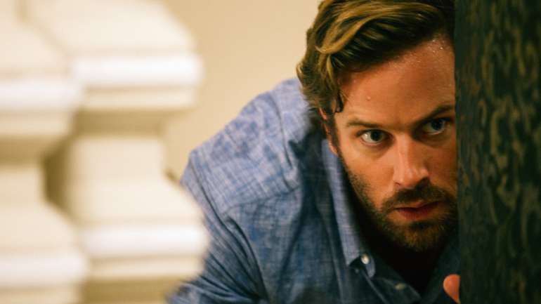 Armie Hammer numa cena de &quot;Hotel Mumbai&quot;, realizado pelo australiano Anthony Maras