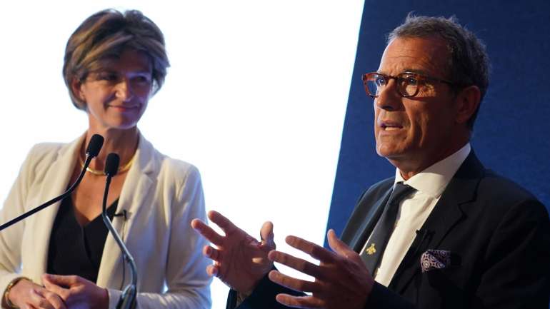 Presidente executiva da Engie, Isabelle Kocher, e António Mexia, presidente executivo da EDP, assinam acordo para o offshore eólico
