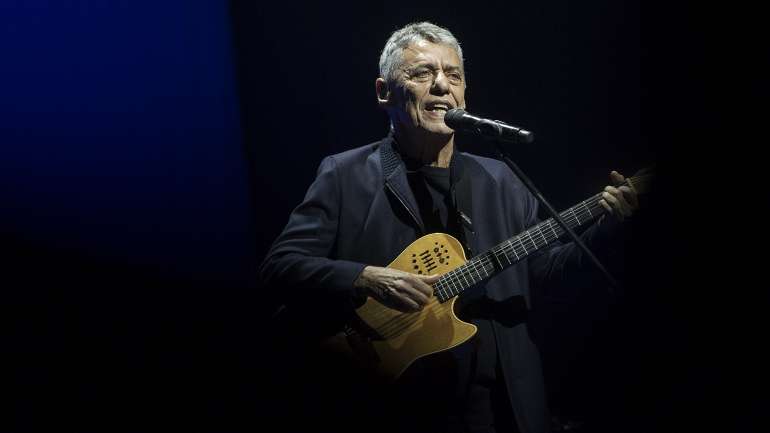 "Fiquei muito feliz e honrado de seguir os passos de Raduan Nassar", refere a curta declaração divulgada pela assessoria de Chico Buarque