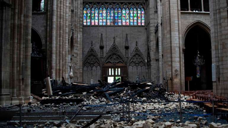 Antes do incêndios, as paredes da catedral suportavam ventos de até 220km/hora. Agora, rajadas superiores a 90khm/hora podem fazer as paredes cair