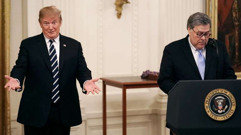 Donald Trump (à esquerda) acompanhado pelo procurador William Barr (à direita)