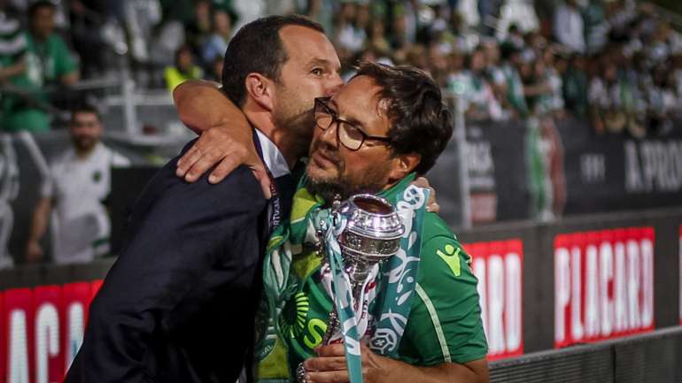 Frederico Varandas no final do jogo no relvado, com o carismático técnico de equipamentos Paulinho