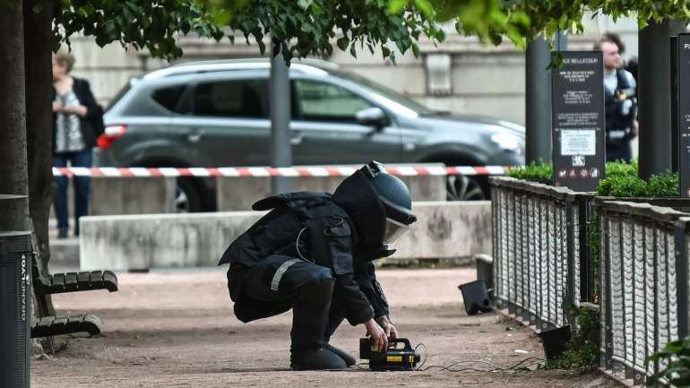 A explosão aconteceu numa rua pedonal. O suspeito circulava de bicicleta e terá deixado a bomba artesanal em plena rua