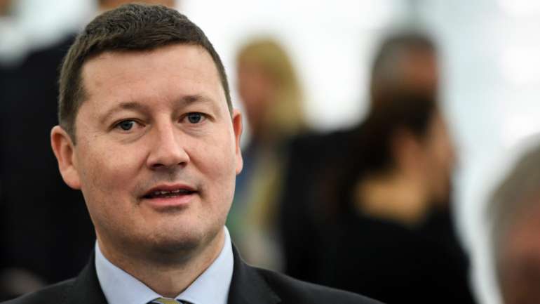 "Ninguém está interessado em ter uma crise institucional. Estou convencido que nestas consultas vão chegar a um consenso para formar uma maioria ampla pró-europeia", disse Martin Selmayr