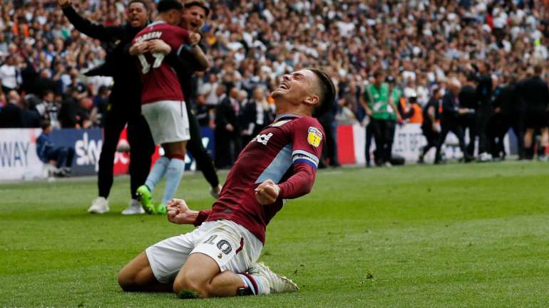 Grealish, o menino querido do Aston Villa, ganhou o jogo da promoção à Premier League com chuteiras rotas (e abriu o sobrolho nos festejos)