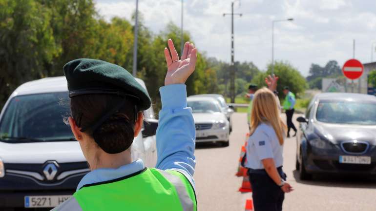 O controlo dos devedores é feito através de um sistema informático que se encontra montado em mesas em tendas montadas no local