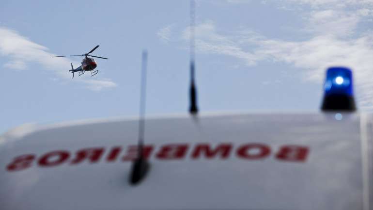 As operações de socorro mobilizam 12 operacionais e cinco viaturas dos bombeiros e da GNR