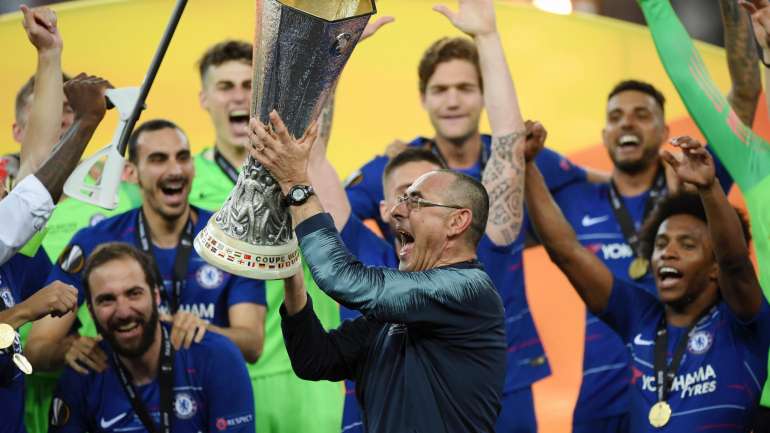 Maurizio Sarri ergueu a taça no relvado antes de mostrar, a rir, a alguns jogadores um charuto que tinha preparado para a festa
