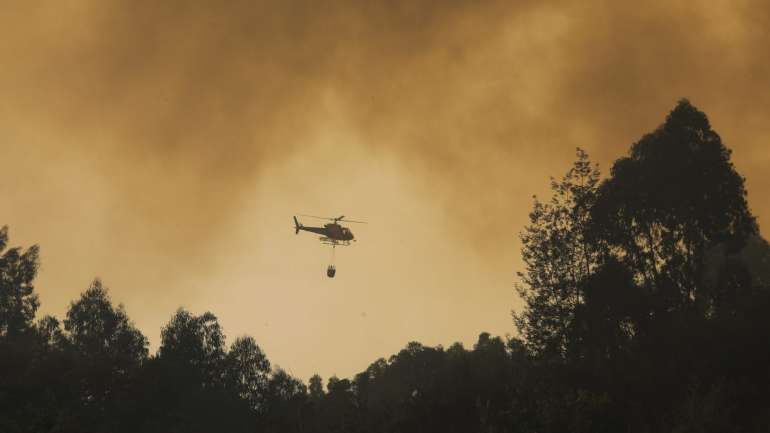 Os meios aéreos que ainda não estão aptos a voar para a época de fogos são os três helicópteros ligeiros do Estado